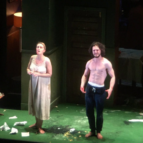 Kit Harrington tira a roupa e fica pelado com bumbum  (bunda) de fora em peça de teatro