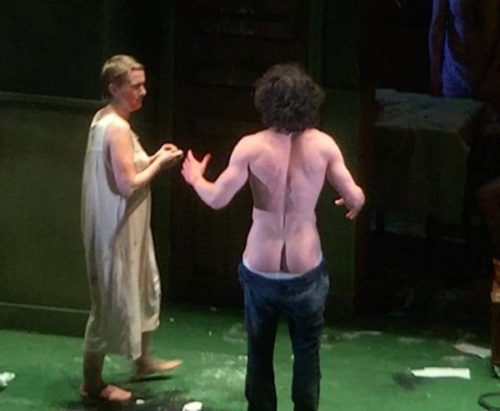 Kit Harrington tira a roupa e fica pelado com bumbum  (bunda) de fora em peça de teatro