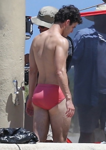 Darren Criss in zijn zwembroek in een scène uit American Crime Story: Versace