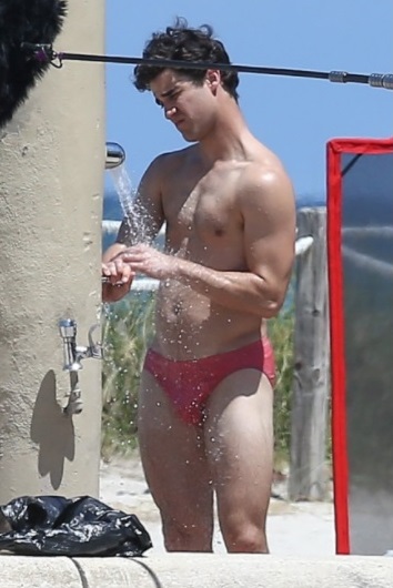 Darren Criss in costume da bagno in una scena di American Crime Story: Versace