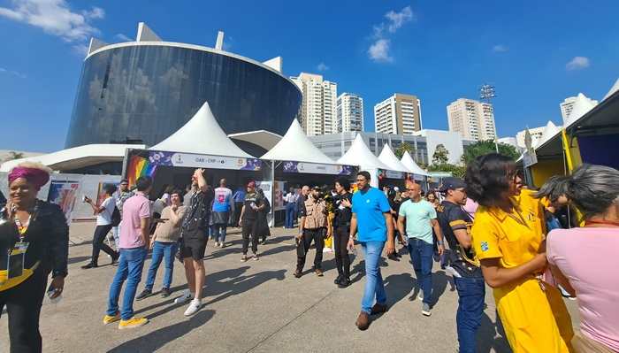 Feira Cultural é realizada três dias antes da parada LGBT e gay de São Paulo