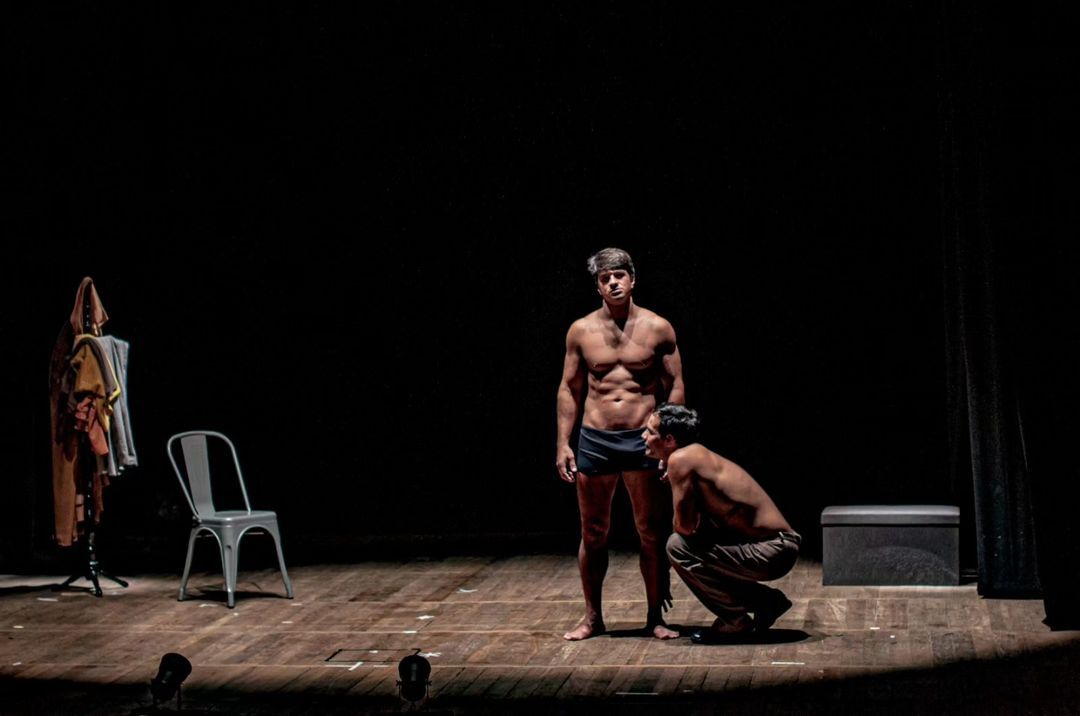 Léo San: ator fica pelado em peça gay no Rio e casal briga