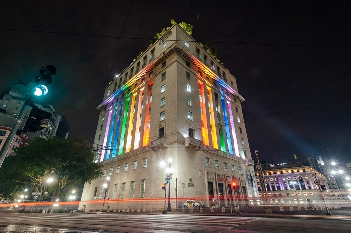 Prefeitura de São Paulo comemora Dia do Orgulho LGBT iluminando seu prédio com as cores do arco-íris