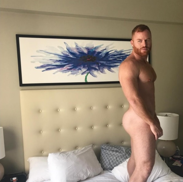火辣的红发模特 Seth Fornea 推出 2018 年日历，屁股和所有东西都展示出来，完全赤裸