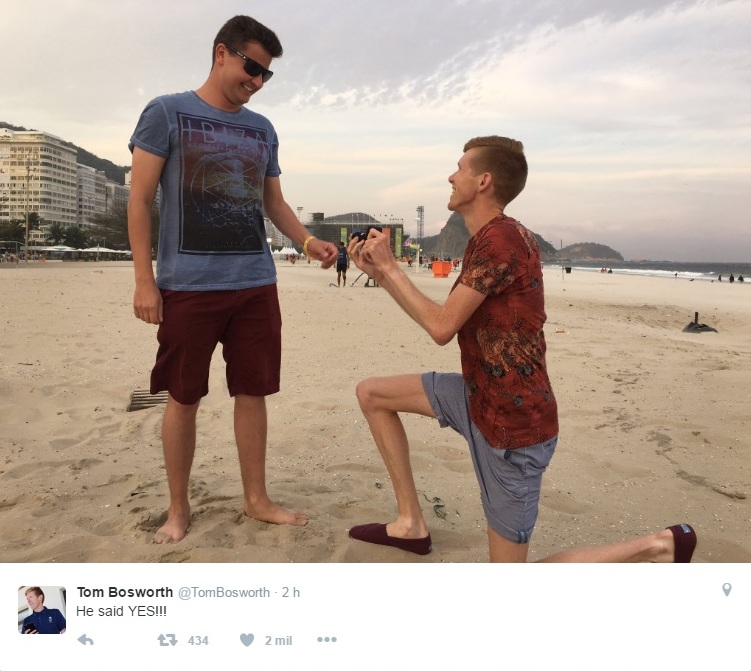 Corredor que disputou Olimpíada do Rio Tom Bosworth pede namorado em casamento em Copacabana