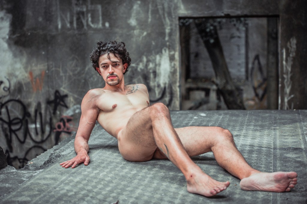 100 Nude Shoots of Hugo: Ator brasileiro é clicado pelado em ensaios por 100 fotógrafos diferentes. Foto: Janssem Cardoso