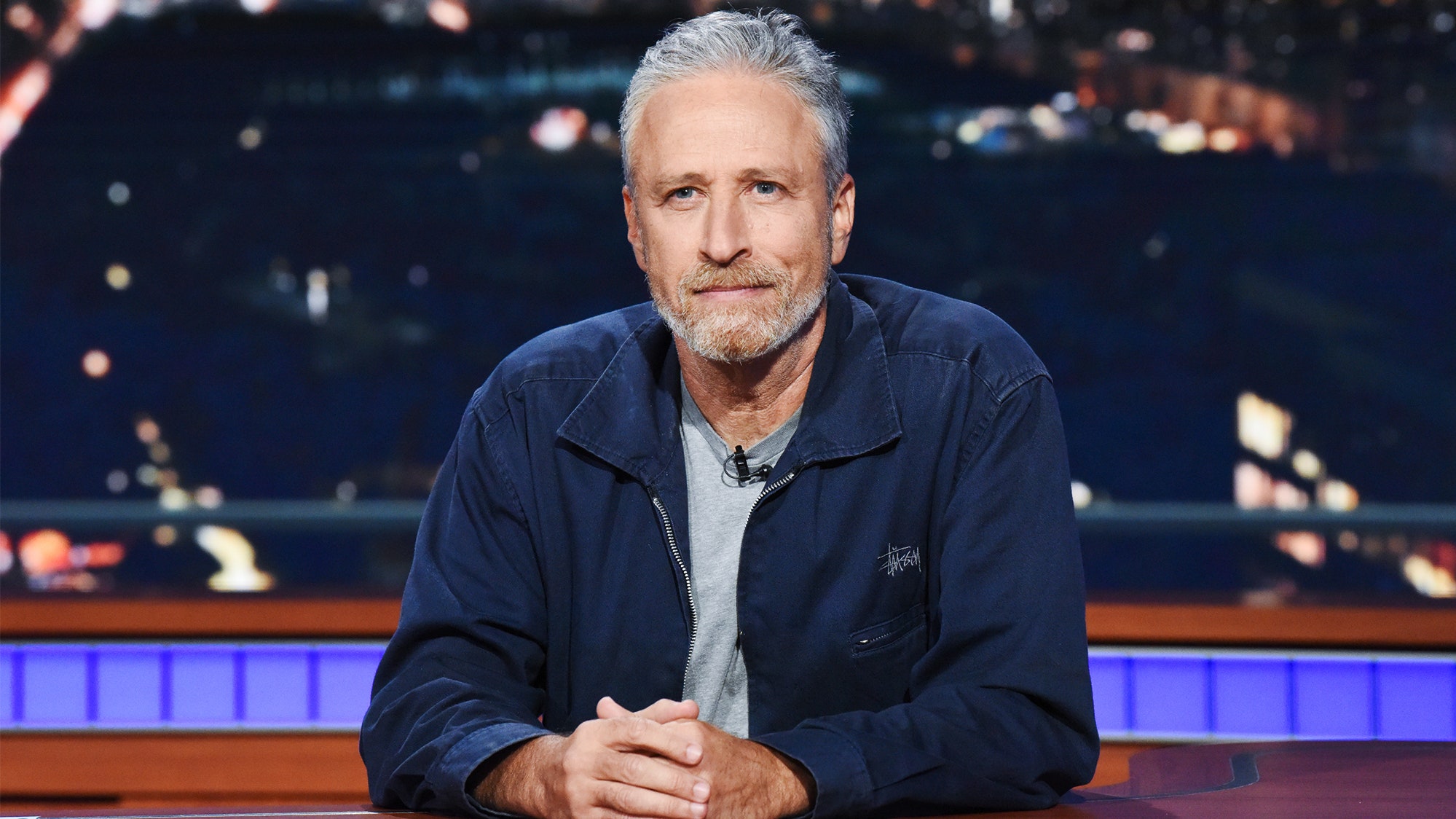 20 grisalhos famosos e gatos: Jon Stewart