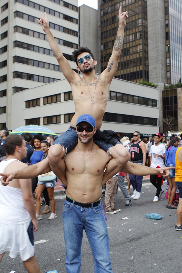 20ª Parada do Orgulho LGBT de São Paulo: veja imagens de gatos e gostosos que passaram pela Paulista