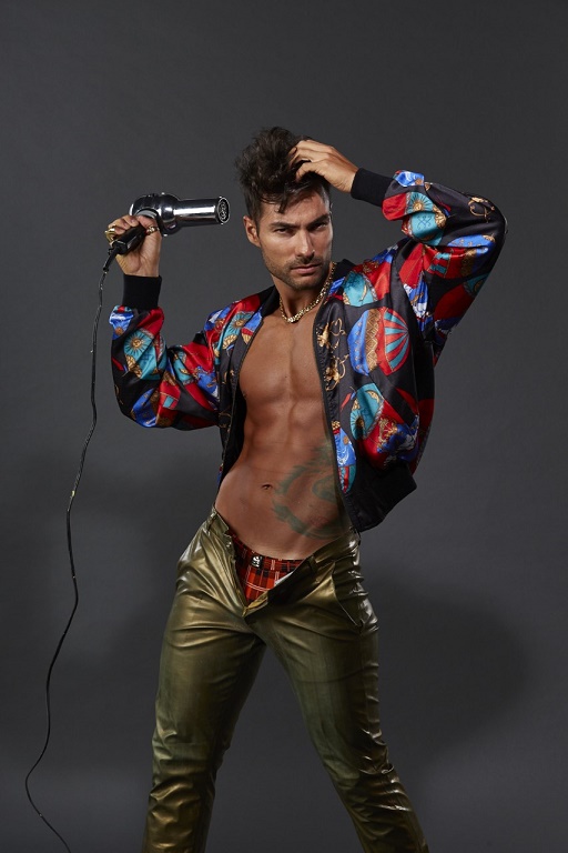 Bruno Camargo, o Bombeiro do programa Eliana, posa para a sauna gay 269 Chilli Pepper