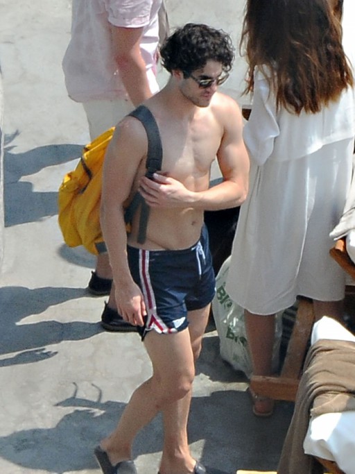 Darren Criss, de Glee, é clicado só de short em férias na Itália