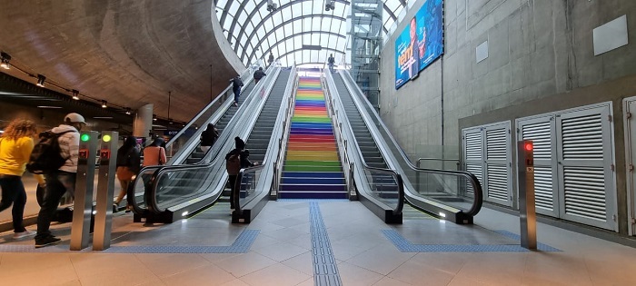 Estação Moema da Linha 5-Lilás ganhou cores arco-íris