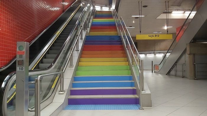 Estação de metrô Paulista da linha 4 ganha cores arco-íris