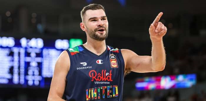 Isaac Humphries se assume gay