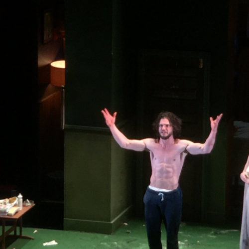 Kit Harrington tira a roupa e fica pelado com bumbum  (bunda) de fora em peça de teatro