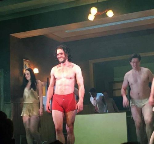 Kit Harrington tira a roupa e fica pelado com bumbum  (bunda) de fora em peça de teatro