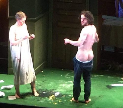 Kit Harrington tira a roupa e fica pelado com bumbum  (bunda) de fora em peça de teatro