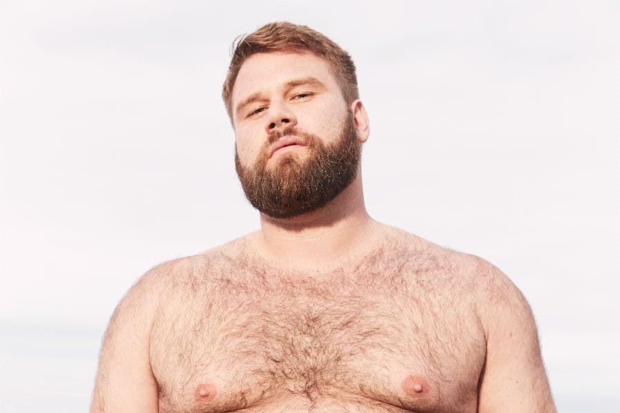 Modelo gay bear plus size é demitido por comentários racistas pela Abercrombie & Fitch