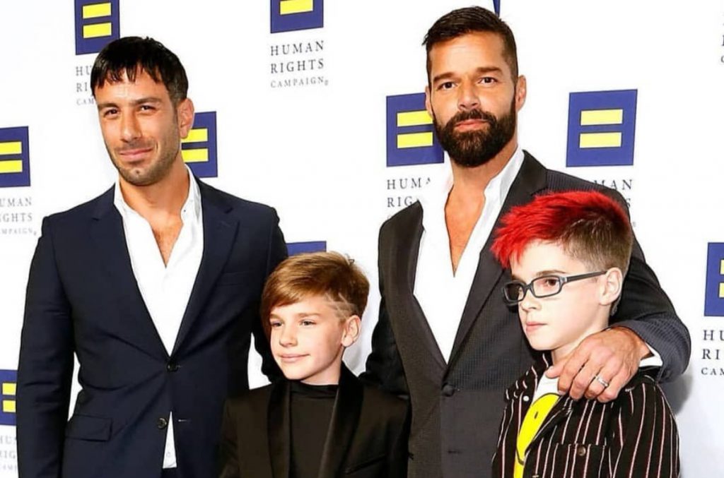 Ricky Martin e a família: cantor gay fala de preconceito nos EUA