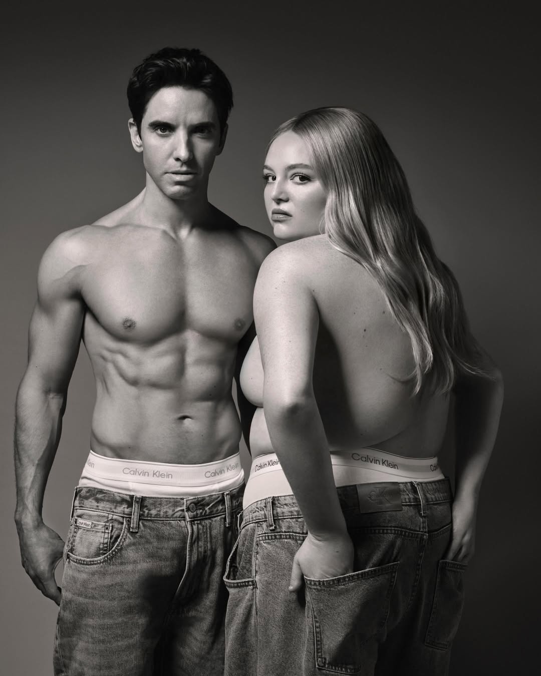 Paul W Downs, de Hacks, mostra corpo sarado e pelado em fotos