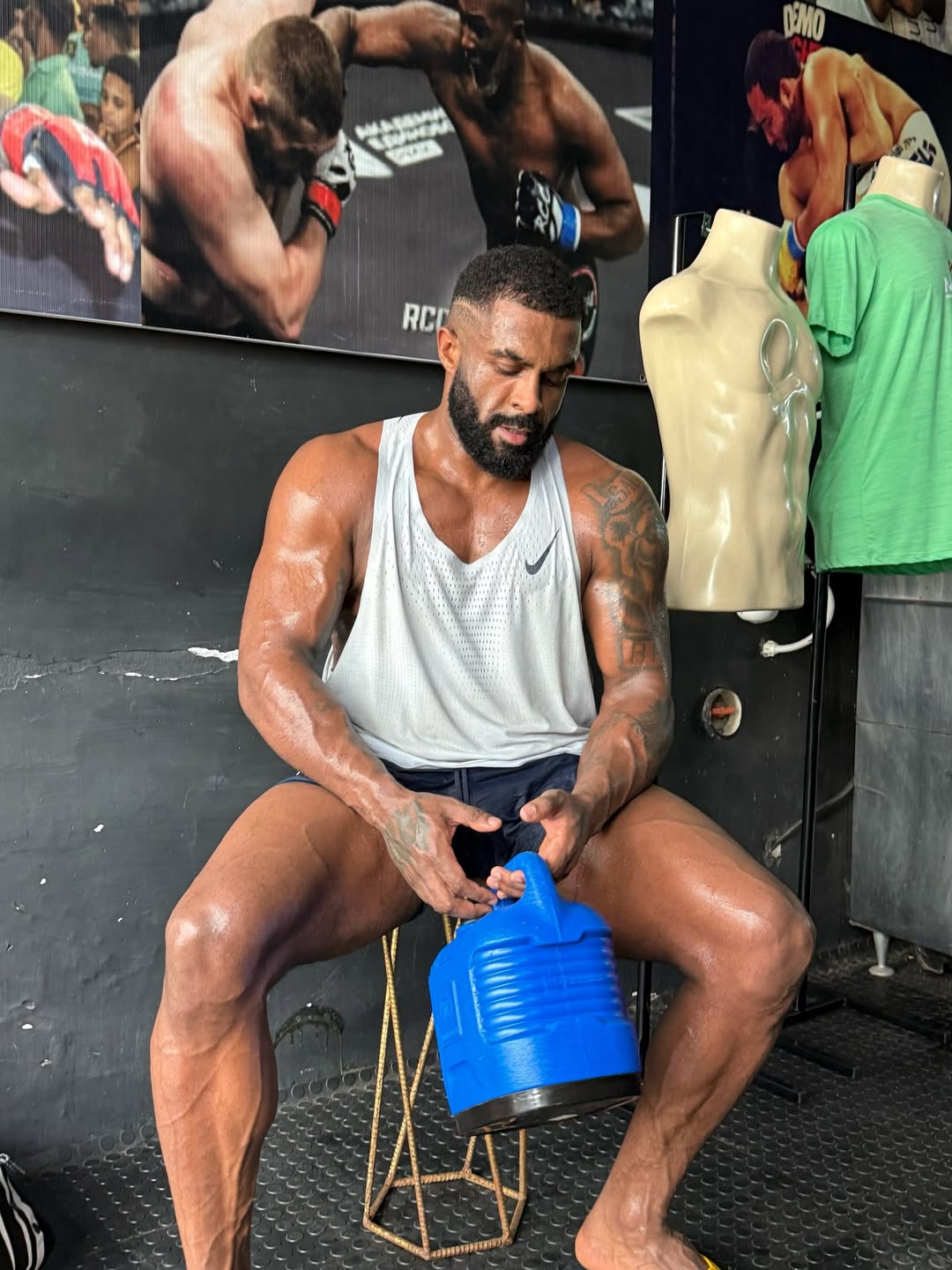 Baco Exu do Blues mostra corpo sarado após treino e dieta