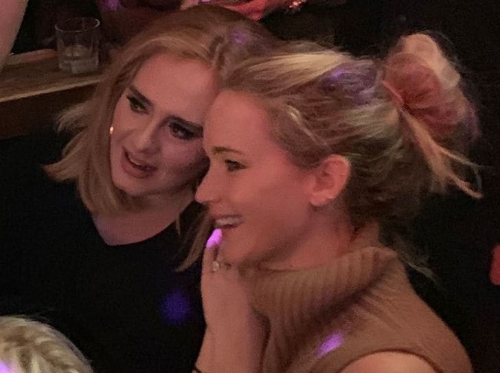 Adele e Jennifer Lawrence se divertem em bar gay de Nova York
