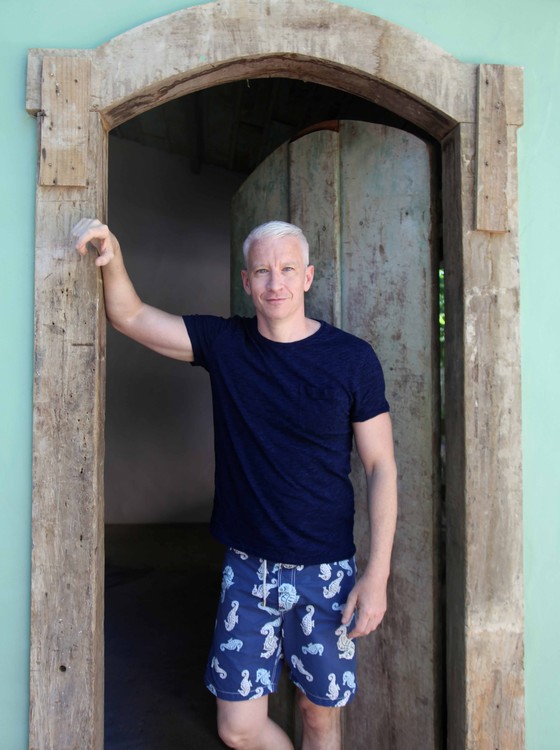 Anderson Cooper, jornalista gay, compra casa em Trancoso