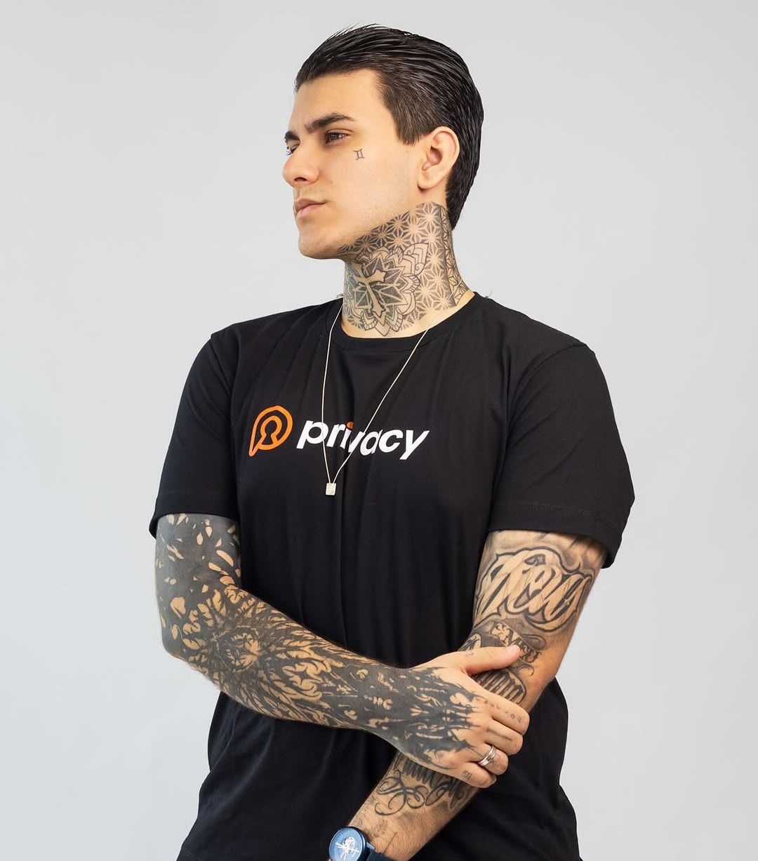 Arthur Urach abre Privacy por causa de gays