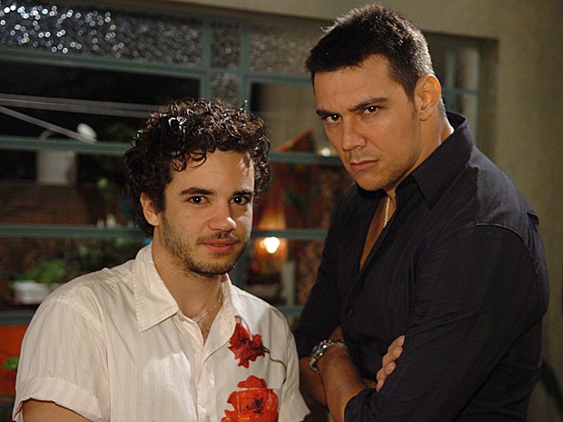 35 atores gatos que já interpretaram gays em novelas: Thiago Mendonça e Lugui Palhares em Duas Caras, de 2007
