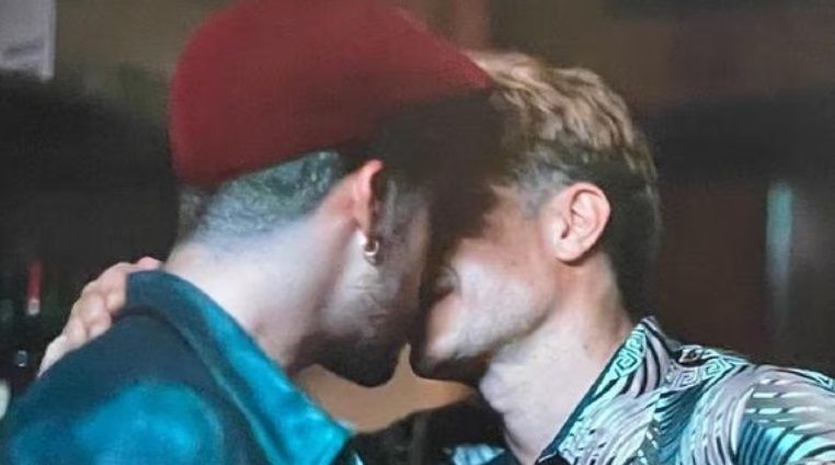 Gael GGarcia Bernal e Bad Bunny: beijo gay em Cassandro