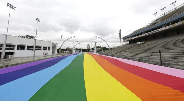 SP Turis estende bandeira arco-íris no Anhembi pelo Mês do Orgulho LGBT