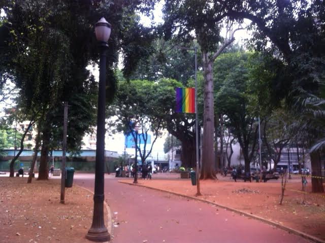 Bandeira arco-íris instalada no Largo do Arouche pela Prefeitura de São Paulo