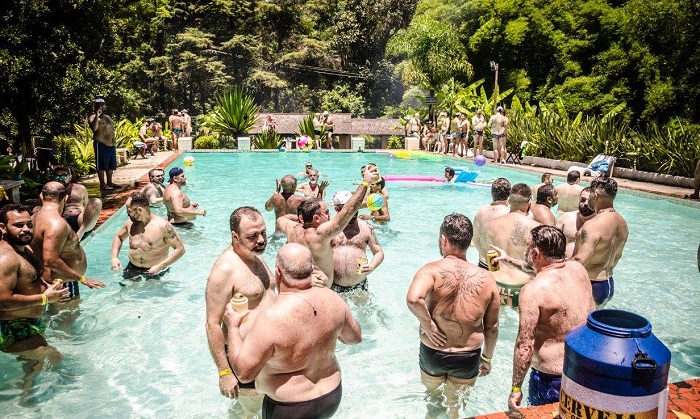 BearSoul: pool party gay feita para ursos, peludos e maduros