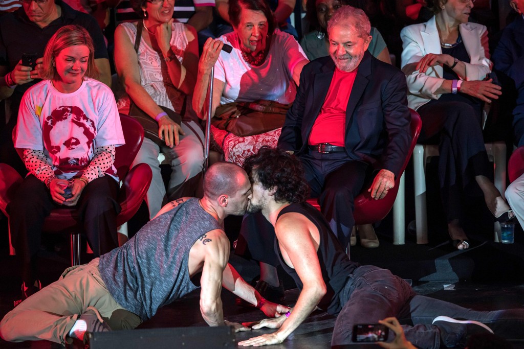 Lula assiste à cena de beijo gay em São Paulo
