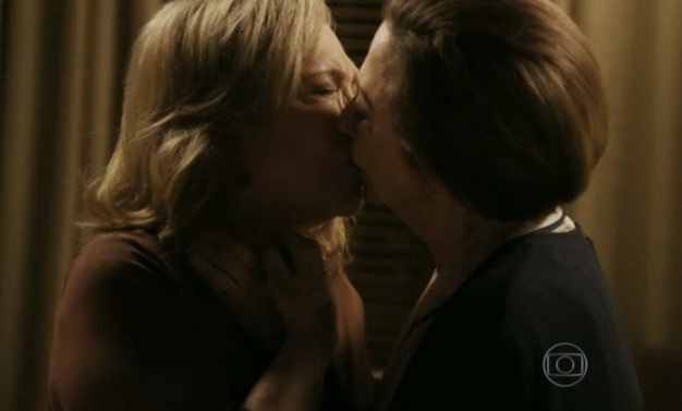 Fernanda Montenegro e Nathalia Timberg se beijam em Babilônia