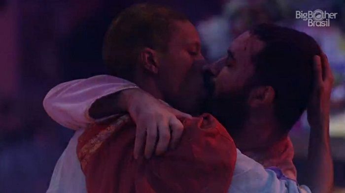 Lucas Penteado se assume bissexual e beija Gilberto no BBB 21