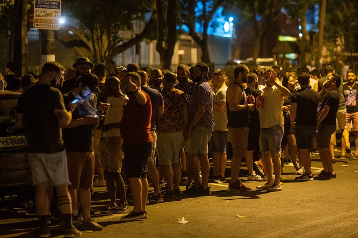 Point gay, Praça Benedito Calixto lota de gays durante a pandemia