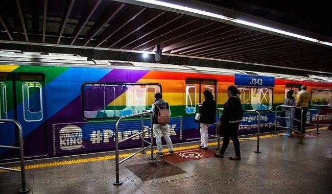 Burger King colore metrô de São Paulo em celebração ao orgulho gay