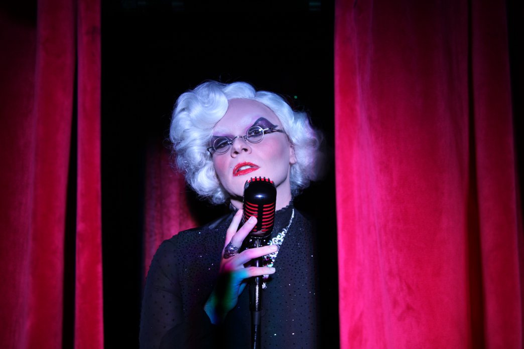 Bela Wilde se apresenta no Glitter Festival, série de performances de drag queens e artistas em geral no Cabaret da Cecília