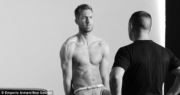 Calvin Harris posa para grife Emporio Armani