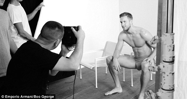 Calvin Harris está gostosíssimo de cueca para Emporio Armani