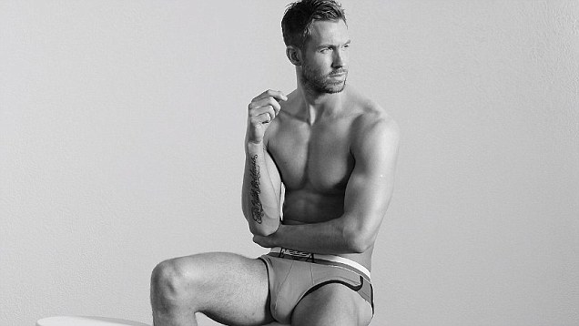 Calvin Harris surge de cueca para anúncio da Emporio Armani