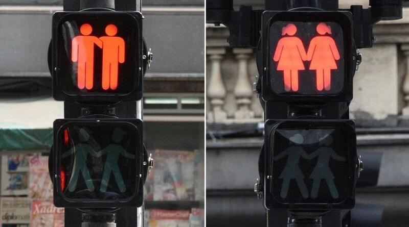 Casais gays em símbolos estão em semáforos na Avenida Paulista