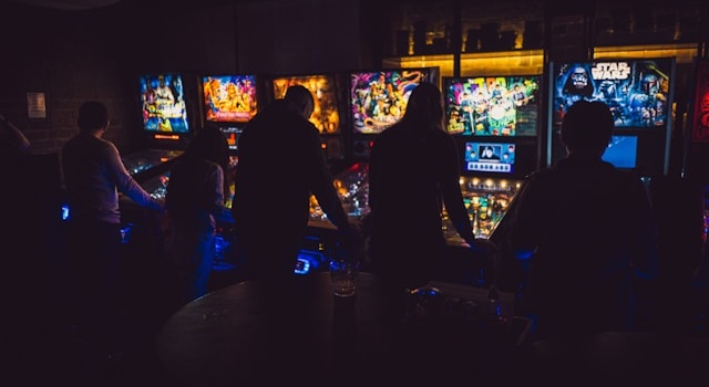 pessoas jogando nas máquinas caça-níqueis