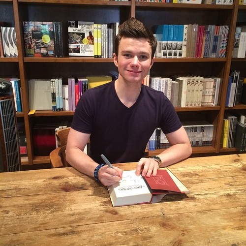 Ator de Glee, Chris Colfer vira autor de sucesso de livros