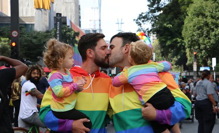 Lei que proíbe crianças em parada gay é analisada no STF