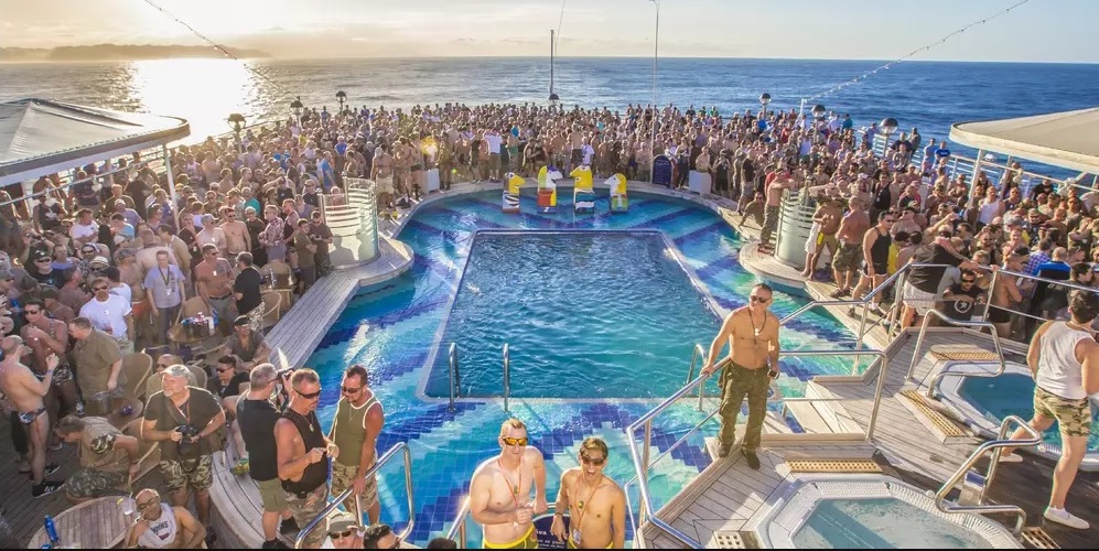 Homem se joga de navio no maior cruzeiro gay do mundo - o Royal Caribbean da Atlantis