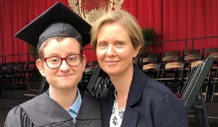 Cynthia Nixon e o filho trans