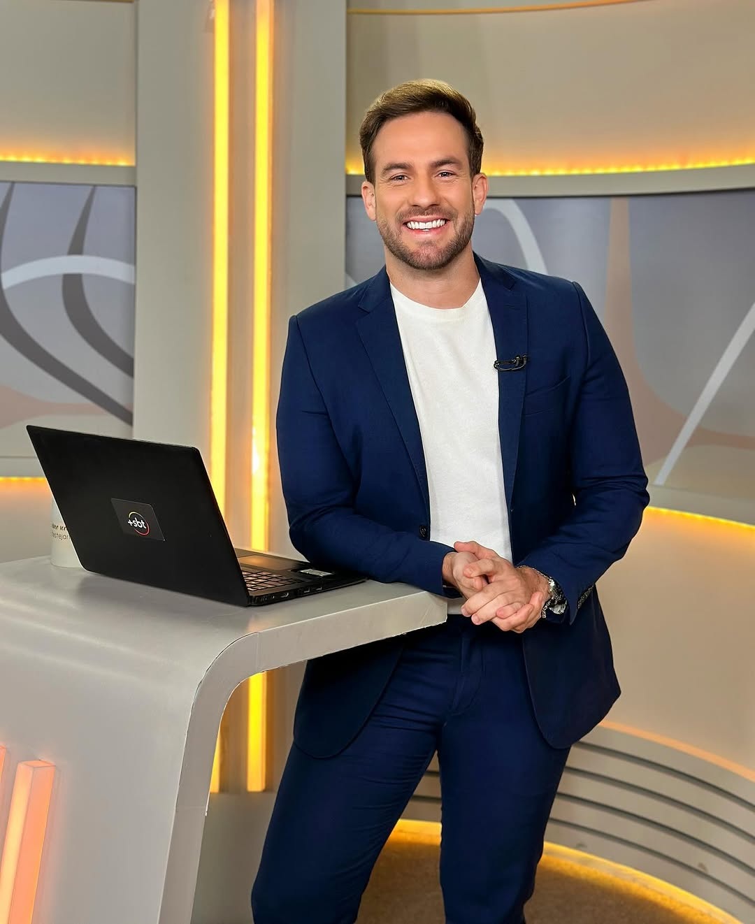 Gay assumido, Daniel Adjuto deixa o SBT