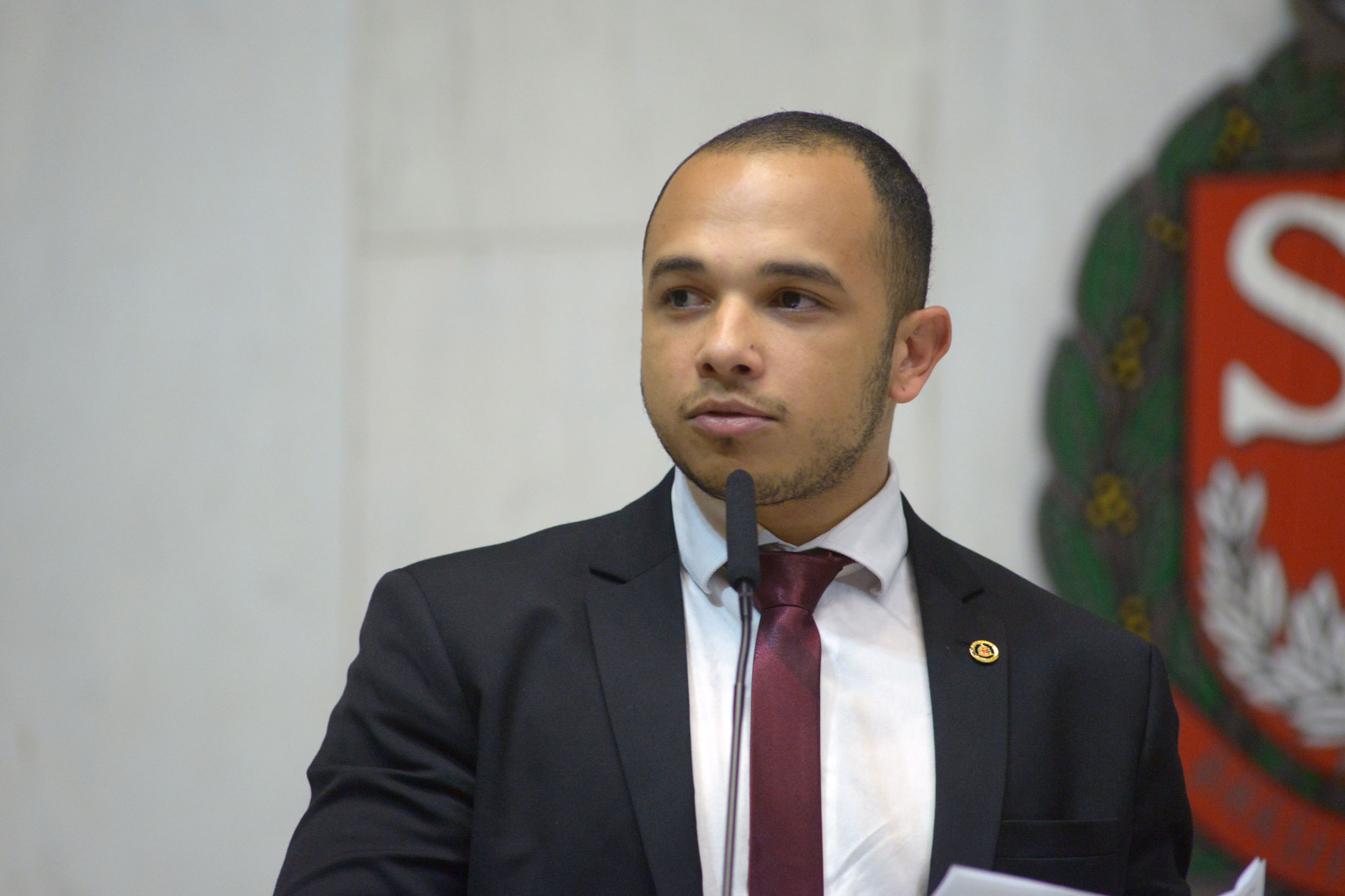 Deputado gay Douglas Garcia vota contra projeto que dá dinheiro da Alesp para combate à covid-19