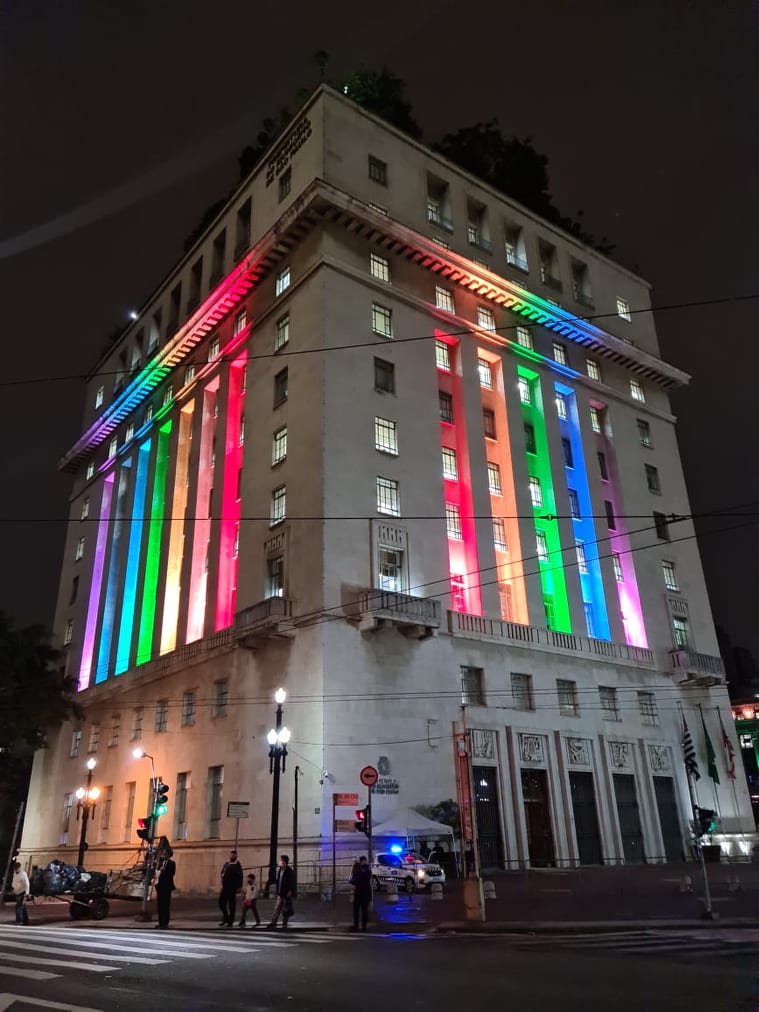 Edifício Matarazzo, sede da Prefeitura de São Paulo, ganha cores do orgulho gay